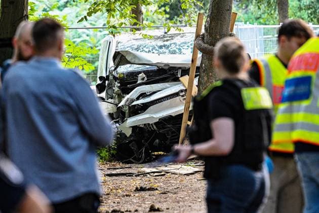 Anschag in Berlin Auto rast in Menschenmenge - CSD in Berlin ** NUR FÜR REDAKTIONELLE ZWECKE ** EDITORIAL USE ONLY **<p>Ein zerstörtes weißes Fahrzeug steht im Bereich des Tiergartens, wo es einen Baum gerammt hatte. Polizisten Untersuchen den Tatort. Am Rande des Christopher Street Day in Berlin war das Fahrzeug in eine Menschenmenge gefahren. Dabei wurde eine Frau getötet, 16 weitere Menschen verletzt., fotografiert am 26.07.2026 in Berlin. Berlin Berlin Berlin Copyright: MaurizioxGambarini *** Berlin: Car Plows Into Crowd at CSD in Berlin ** FOR EDITORIAL USE ONLY ** EDITORIAL USE ONLY ** p A wrecked white vehicle sits in the Tiergarten area, where it had crashed into a tree. Police officers are investigating the scene. On the outski Copyright: MaurizioxGambarini doc86vrbmk2z9v11jybcp5a ,EDITORIAL USE ONLY