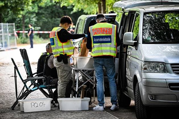 Anschag in Berlin Auto rast in Menschenmenge - CSD in Berlin ** NUR FÜR REDAKTIONELLE ZWECKE ** EDITORIAL USE ONLY **<p>Ein zerstörtes weißes Fahrzeug steht im Bereich des Tiergartens, wo es einen Baum gerammt hatte. Polizisten Untersuchen den Tatort. Am Rande des Christopher Street Day in Berlin war das Fahrzeug in eine Menschenmenge gefahren. Dabei wurde eine Frau getötet, 16 weitere Menschen verletzt., fotografiert am 26.07.2026 in Berlin. Berlin Berlin Berlin Copyright: MaurizioxGambarini *** Berlin: Car Plows Into Crowd at CSD in Berlin ** FOR EDITORIAL USE ONLY ** EDITORIAL USE ONLY ** p A wrecked white vehicle sits in the Tiergarten area, where it had crashed into a tree. Police officers are investigating the scene. On the outski Copyright: MaurizioxGambarini doc86vrbn5riaaj3n76ieg ,EDITORIAL USE ONLY