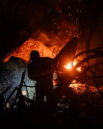 Fighting the Flames in La Adrada, Ávila: A person works to extinguish the wildfire on July 26, 2026, in La Adrada, Ávila, Castile and León, Spain. La Adrada, one of the municipalities in the Tiétar Valley in Ávila, was evacuated as a precautionary measure this Saturday due to the advance of the severe Burgohondo fire, which, along with the one in Madrid, has the surrounding population on edge and has already burned more than 45,000 hectares. JULY 26, 2026 FOREST FIRE César Vallejo Rodrí La Adrada, Ávila, Castile and León La Adrada,Ávila, Castile and León, Spain  Copyright: xCÃ sarxVallejoxRodriguezx 7688309