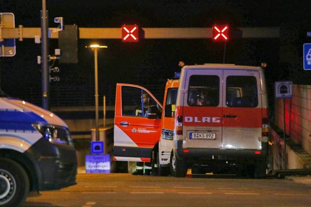 Berlin, Deutschland, 26.07.2026: Auto fährt bei CSD in Menschenmenge: Polizei und Rettungskräfte versorgen Verletzte, der Tatort ist weiträumig abgesperrt. *** Berlin, Germany, July 26, 2026: A car plows into a crowd during CSD; police and emergency responders are treating the injured, and the scene has been cordoned off over a wide area Copyright: xdtsxNachrichtenagenturx dts_128489