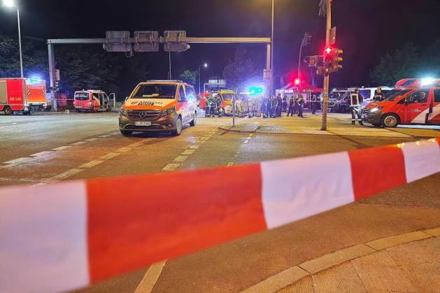 Berlin, Deutschland, 26.07.2026: Auto fährt bei CSD in Menschenmenge: Polizei und Rettungskräfte versorgen Verletzte, der Tatort ist weiträumig abgesperrt. *** Berlin, Germany, July 26, 2026: A car plows into a crowd during CSD; police and emergency responders are treating the injured, and the scene has been cordoned off over a wide area Copyright: xdtsxNachrichtenagenturx dts_128506