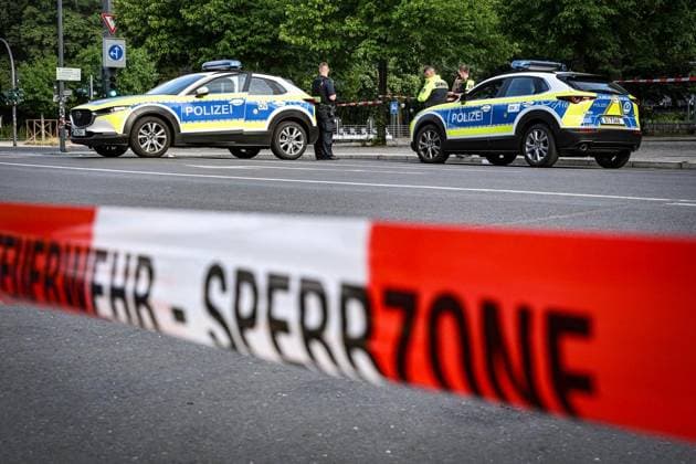 Anschag in Berlin Auto rast in Menschenmenge - CSD in Berlin ** NUR FÜR REDAKTIONELLE ZWECKE ** EDITORIAL USE ONLY **<p>Ein zerstörtes weißes Fahrzeug steht im Bereich des Tiergartens, wo es einen Baum gerammt hatte. Polizisten Untersuchen den Tatort. Am Rande des Christopher Street Day in Berlin war das Fahrzeug in eine Menschenmenge gefahren. Dabei wurde eine Frau getötet, 16 weitere Menschen verletzt., fotografiert am 26.07.2026 in Berlin. Berlin Berlin Berlin Copyright: MaurizioxGambarini *** Berlin: Car Plows Into Crowd at CSD in Berlin ** FOR EDITORIAL USE ONLY ** EDITORIAL USE ONLY ** p A wrecked white vehicle sits in the Tiergarten area, where it had crashed into a tree. Police officers are investigating the scene. On the outski Copyright: MaurizioxGambarini doc86vri40751l1jj872p46 ,EDITORIAL USE ONLY