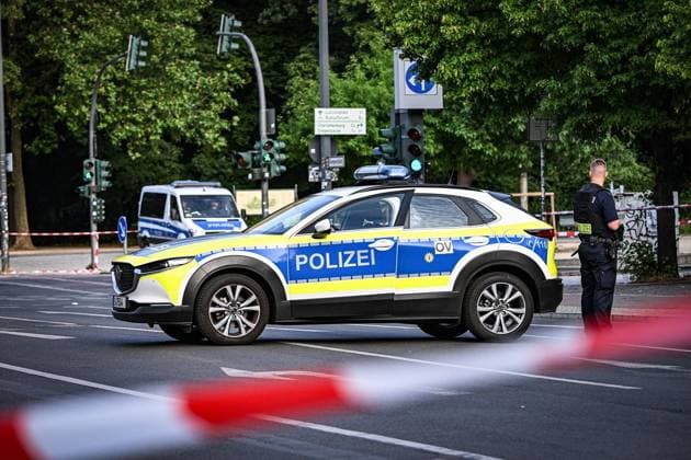 Anschag in Berlin Auto rast in Menschenmenge - CSD in Berlin ** NUR FÜR REDAKTIONELLE ZWECKE ** EDITORIAL USE ONLY **<p>Ein zerstörtes weißes Fahrzeug steht im Bereich des Tiergartens, wo es einen Baum gerammt hatte. Polizisten Untersuchen den Tatort. Am Rande des Christopher Street Day in Berlin war das Fahrzeug in eine Menschenmenge gefahren. Dabei wurde eine Frau getötet, 16 weitere Menschen verletzt., fotografiert am 26.07.2026 in Berlin. Berlin Berlin Berlin Copyright: MaurizioxGambarini *** Berlin: Car Plows Into Crowd at CSD in Berlin ** FOR EDITORIAL USE ONLY ** EDITORIAL USE ONLY ** p A wrecked white vehicle sits in the Tiergarten area, where it had crashed into a tree. Police officers are investigating the scene. On the outski Copyright: MaurizioxGambarini doc86vri4gfpe81f5ghcr5b ,EDITORIAL USE ONLY