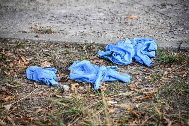 Anschag in Berlin Auto rast in Menschenmenge - CSD in Berlin ** NUR FÜR REDAKTIONELLE ZWECKE ** EDITORIAL USE ONLY **<p>Ein zerstörtes weißes Fahrzeug steht im Bereich des Tiergartens, wo es einen Baum gerammt hatte. Polizisten Untersuchen den Tatort. Am Rande des Christopher Street Day in Berlin war das Fahrzeug in eine Menschenmenge gefahren. Dabei wurde eine Frau getötet, 16 weitere Menschen verletzt., fotografiert am 26.07.2026 in Berlin. Berlin Berlin Berlin Copyright: MaurizioxGambarini *** Berlin: Car Plows Into Crowd at CSD in Berlin ** FOR EDITORIAL USE ONLY ** EDITORIAL USE ONLY ** p A wrecked white vehicle sits in the Tiergarten area, where it had crashed into a tree. Police officers are investigating the scene. On the outski Copyright: MaurizioxGambarini doc86vri4i1o0n1jyysnr3w ,EDITORIAL USE ONLY