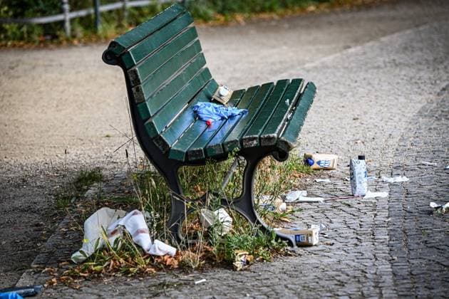 Anschag in Berlin Auto rast in Menschenmenge - CSD in Berlin ** NUR FÜR REDAKTIONELLE ZWECKE ** EDITORIAL USE ONLY **<p>Ein zerstörtes weißes Fahrzeug steht im Bereich des Tiergartens, wo es einen Baum gerammt hatte. Polizisten Untersuchen den Tatort. Am Rande des Christopher Street Day in Berlin war das Fahrzeug in eine Menschenmenge gefahren. Dabei wurde eine Frau getötet, 16 weitere Menschen verletzt., fotografiert am 26.07.2026 in Berlin. Berlin Berlin Berlin Copyright: MaurizioxGambarini *** Berlin: Car Plows Into Crowd at CSD in Berlin ** FOR EDITORIAL USE ONLY ** EDITORIAL USE ONLY ** p A wrecked white vehicle sits in the Tiergarten area, where it had crashed into a tree. Police officers are investigating the scene. On the outski Copyright: MaurizioxGambarini doc86vri4l48tyizhc6icf ,EDITORIAL USE ONLY