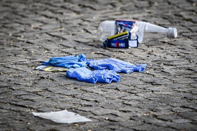 Anschag in Berlin Auto rast in Menschenmenge - CSD in Berlin ** NUR FÜR REDAKTIONELLE ZWECKE ** EDITORIAL USE ONLY **<p>Ein zerstörtes weißes Fahrzeug steht im Bereich des Tiergartens, wo es einen Baum gerammt hatte. Polizisten Untersuchen den Tatort. Am Rande des Christopher Street Day in Berlin war das Fahrzeug in eine Menschenmenge gefahren. Dabei wurde eine Frau getötet, 16 weitere Menschen verletzt., fotografiert am 26.07.2026 in Berlin. Berlin Berlin Berlin Copyright: MaurizioxGambarini *** Berlin: Car Plows Into Crowd at CSD in Berlin ** FOR EDITORIAL USE ONLY ** EDITORIAL USE ONLY ** p A wrecked white vehicle sits in the Tiergarten area, where it had crashed into a tree. Police officers are investigating the scene. On the outski Copyright: MaurizioxGambarini doc86vri4og44kt695niev ,EDITORIAL USE ONLY