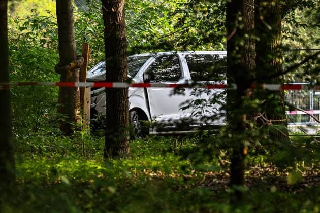 Anschag in Berlin Auto rast in Menschenmenge - CSD in Berlin ** NUR FÜR REDAKTIONELLE ZWECKE ** EDITORIAL USE ONLY **<p>Ein zerstörtes weißes Fahrzeug steht im Bereich des Tiergartens, wo es einen Baum gerammt hatte. Polizisten Untersuchen den Tatort. Am Rande des Christopher Street Day in Berlin war das Fahrzeug in eine Menschenmenge gefahren. Dabei wurde eine Frau getötet, 16 weitere Menschen verletzt., fotografiert am 26.07.2026 in Berlin. Berlin Berlin Berlin Copyright: MaurizioxGambarini *** Berlin: Car Plows Into Crowd at CSD in Berlin ** FOR EDITORIAL USE ONLY ** EDITORIAL USE ONLY ** p A wrecked white vehicle sits in the Tiergarten area, where it had crashed into a tree. Police officers are investigating the scene. On the outski Copyright: MaurizioxGambarini doc86vrg9szgpg1j8bvoibj ,EDITORIAL USE ONLY