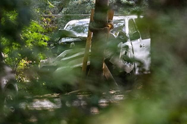 Anschag in Berlin Auto rast in Menschenmenge - CSD in Berlin ** NUR FÜR REDAKTIONELLE ZWECKE ** EDITORIAL USE ONLY **<p>Ein zerstörtes weißes Fahrzeug steht im Bereich des Tiergartens, wo es einen Baum gerammt hatte. Polizisten Untersuchen den Tatort. Am Rande des Christopher Street Day in Berlin war das Fahrzeug in eine Menschenmenge gefahren. Dabei wurde eine Frau getötet, 16 weitere Menschen verletzt., fotografiert am 26.07.2026 in Berlin. Berlin Berlin Berlin Copyright: MaurizioxGambarini *** Berlin: Car Plows Into Crowd at CSD in Berlin ** FOR EDITORIAL USE ONLY ** EDITORIAL USE ONLY ** p A wrecked white vehicle sits in the Tiergarten area, where it had crashed into a tree. Police officers are investigating the scene. On the outski Copyright: MaurizioxGambarini doc86vrga7afx4tb9j3p0o ,EDITORIAL USE ONLY