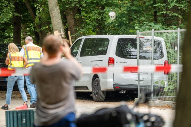 Tatort CSD-Anschlag am Ahornsteig im Tiergarten, Citroen Transporter krachte hier gestern Abend vor einen Baum, ein Mensch starb, Berlin, 26. Juli 2026 Deutschland, Berlin, 26. Juli 2026, Tatort CSD-Anschlag am Ahornsteig im Tiergarten, Citroen Transporter krachte hier gestern Abend vor einen Baum, Polizei untersucht Transporter und Anschlagsort, eine Absperrung riegelt den Bereich ab, ein Mann fotografiert den Tatort mit seinem Handy, Szene am Sonntagmorgen um 10 Uhr, 12 Stunden nach dem Terroranschlag, bei dem ein Mensch starb und weitere teils schwer verletzt wurden, *** Crime Scene: CSD Attack on Ahornsteig in the Tiergarten; a Citroën van crashed into a tree here last night; one person died; Berlin, July 26, 2026; Germany, Berlin, July