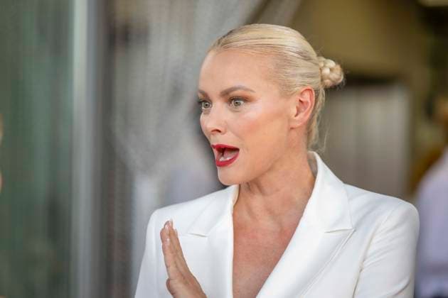 ABB RIANI - Franziska Knuppe Model zu Gast auf dem Orangenen Teppich bei der Casa Riani Where Fells Like Home Fashion Show praesentation der Sommerkollektion 2027 im Lido Hafen am 25.07.2026 in Duesseldorf NRW Deutschland *** ABB RIANI Franziska Knuppe, model, appeared on the orange carpet at the Casa Riani Where It Feels Like Home fashion show, presenting the 2027 summer collection at the Lido Harbor on July 25, 2026, in Düsseldorf, North Rhine-Westphalia, Germany