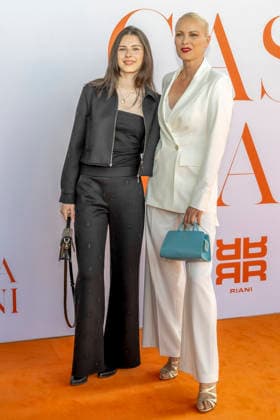 ABB RIANI - Mathilda Ruby Moestl Model, Tochter Franziska Knuppe Mutter zu Gast auf dem Orangenen Teppich bei der Casa Riani Where Fells Like Home Fashion Show praesentation der Sommerkollektion 2027 im Lido Hafen am 25.07.2026 in Duesseldorf NRW Deutschland *** ABB RIANI Mathilda Ruby Moestl, model; daughter of Franziska Knuppe; mother; guest on the orange carpet at the Casa Riani Where It Feels Like Home fashion show presenting the 2027 summer collection at the Lido Harbor on July 25, 2026, in Düsseldorf, North Rhine-Westphalia, Germany