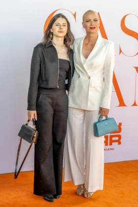 ABB RIANI - Mathilda Ruby Moestl Model, Tochter Franziska Knuppe Mutter zu Gast auf dem Orangenen Teppich bei der Casa Riani Where Fells Like Home Fashion Show praesentation der Sommerkollektion 2027 im Lido Hafen am 25.07.2026 in Duesseldorf NRW Deutschland *** ABB RIANI Mathilda Ruby Moestl, model; daughter of Franziska Knuppe; mother; guest on the orange carpet at the Casa Riani Where It Feels Like Home fashion show presenting the 2027 summer collection at the Lido Harbor on July 25, 2026, in Düsseldorf, North Rhine-Westphalia, Germany