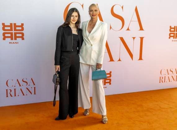 ABB RIANI - Mathilda Ruby Moestl Model, Tochter Franziska Knuppe Mutter zu Gast auf dem Orangenen Teppich bei der Casa Riani Where Fells Like Home Fashion Show praesentation der Sommerkollektion 2027 im Lido Hafen am 25.07.2026 in Duesseldorf NRW Deutschland *** ABB RIANI Mathilda Ruby Moestl, model; daughter of Franziska Knuppe; mother; guest on the orange carpet at the Casa Riani Where It Feels Like Home fashion show presenting the 2027 summer collection at the Lido Harbor on July 25, 2026, in Düsseldorf, North Rhine-Westphalia, Germany