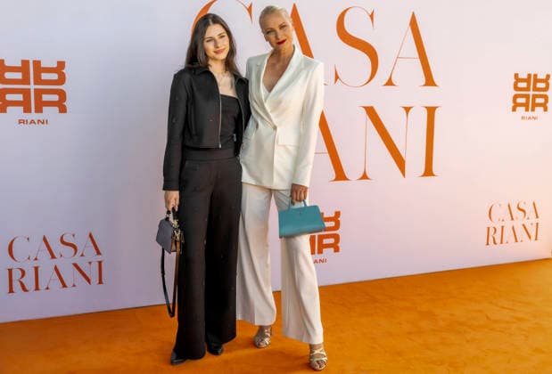ABB RIANI - Mathilda Ruby Moestl Model, Tochter Franziska Knuppe Mutter zu Gast auf dem Orangenen Teppich bei der Casa Riani Where Fells Like Home Fashion Show praesentation der Sommerkollektion 2027 im Lido Hafen am 25.07.2026 in Duesseldorf NRW Deutschland *** ABB RIANI Mathilda Ruby Moestl, model; daughter of Franziska Knuppe; mother; guest on the orange carpet at the Casa Riani Where It Feels Like Home fashion show presenting the 2027 summer collection at the Lido Harbor on July 25, 2026, in Düsseldorf, North Rhine-Westphalia, Germany