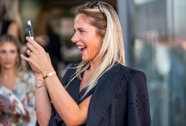 ABB RIANI - Cheyenne Pahde Schauspielerin zu Gast auf dem Orangenen Teppich bei der Casa Riani Where Fells Like Home Fashion Show praesentation der Sommerkollektion 2027 im Lido Hafen am 25.07.2026 in Duesseldorf NRW Deutschland *** ABB RIANI Cheyenne Pahde, actress, appeared on the orange carpet at the Casa Riani Where It Feels Like Home fashion show presenting the 2027 summer collection at the Lido Harbor on July 25, 2026, in Düsseldorf, North Rhine-Westphalia, Germany