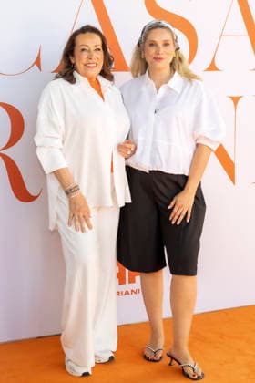 ABB RIANI - Martina Buckenmaier CEO Mona Buckenmaier COO zu Gast auf dem Orangenen Teppich bei der Casa Riani Where Fells Like Home Fashion Show praesentation der Sommerkollektion 2027 im Lido Hafen am 25.07.2026 in Duesseldorf NRW Deutschland *** ABB RIANI s Martina Buckenmaier, CEO, and Mona Buckenmaier, COO, appeared on the orange carpet at the Casa Riani Where It Feels Like Home fashion show, presenting the 2027 summer collection at the Lido Harbor on July 25, 2026, in Düsseldorf, North Rhine-Westphalia, Germany