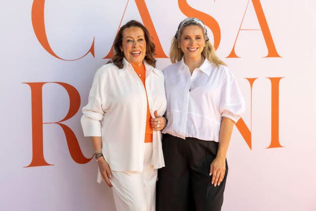ABB RIANI - Martina Buckenmaier CEO Mona Buckenmaier COO zu Gast auf dem Orangenen Teppich bei der Casa Riani Where Fells Like Home Fashion Show praesentation der Sommerkollektion 2027 im Lido Hafen am 25.07.2026 in Duesseldorf NRW Deutschland *** ABB RIANI s Martina Buckenmaier, CEO, and Mona Buckenmaier, COO, appeared on the orange carpet at the Casa Riani Where It Feels Like Home fashion show, presenting the 2027 summer collection at the Lido Harbor on July 25, 2026, in Düsseldorf, North Rhine-Westphalia, Germany