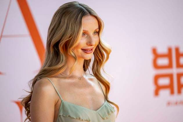 ABB RIANI - Anna Hiltrop Model zu Gast auf dem Orangenen Teppich bei der Casa Riani Where Fells Like Home Fashion Show praesentation der Sommerkollektion 2027 im Lido Hafen am 25.07.2026 in Duesseldorf NRW Deutschland *** ABB RIANI model Anna Hiltrop appeared on the orange carpet at the Casa Riani Where It Feels Like Home fashion show, showcasing the 2027 summer collection at the Lido Harbor on July 25, 2026, in Düsseldorf, North Rhine-Westphalia, Germany