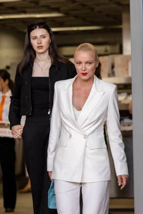 ABB RIANI - Mathilda Ruby Moestl Model, Tochter Franziska Knuppe Mutter zu Gast auf dem Orangenen Teppich bei der Casa Riani Where Fells Like Home Fashion Show praesentation der Sommerkollektion 2027 im Lido Hafen am 25.07.2026 in Duesseldorf NRW Deutschland *** ABB RIANI Mathilda Ruby Moestl, model; daughter of Franziska Knuppe; mother; guest on the orange carpet at the Casa Riani Where It Feels Like Home fashion show presenting the 2027 summer collection at the Lido Harbor on July 25, 2026, in Düsseldorf, North Rhine-Westphalia, Germany
