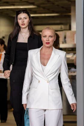 ABB RIANI - Mathilda Ruby Moestl Model, Tochter Franziska Knuppe Mutter zu Gast auf dem Orangenen Teppich bei der Casa Riani Where Fells Like Home Fashion Show praesentation der Sommerkollektion 2027 im Lido Hafen am 25.07.2026 in Duesseldorf NRW Deutschland *** ABB RIANI Mathilda Ruby Moestl, model; daughter of Franziska Knuppe; mother; guest on the orange carpet at the Casa Riani Where It Feels Like Home fashion show presenting the 2027 summer collection at the Lido Harbor on July 25, 2026, in Düsseldorf, North Rhine-Westphalia, Germany