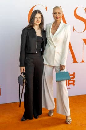 ABB RIANI - Mathilda Ruby Moestl Model, Tochter Franziska Knuppe Mutter zu Gast auf dem Orangenen Teppich bei der Casa Riani Where Fells Like Home Fashion Show praesentation der Sommerkollektion 2027 im Lido Hafen am 25.07.2026 in Duesseldorf NRW Deutschland *** ABB RIANI Mathilda Ruby Moestl, model; daughter of Franziska Knuppe; mother; guest on the orange carpet at the Casa Riani Where It Feels Like Home fashion show presenting the 2027 summer collection at the Lido Harbor on July 25, 2026, in Düsseldorf, North Rhine-Westphalia, Germany