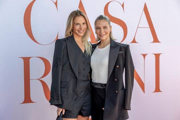 ABB RIANI - Cheyenne Pahde, Valentina Pahde Schauspielerin zu Gast auf dem Orangenen Teppich bei der Casa Riani Where Fells Like Home Fashion Show praesentation der Sommerkollektion 2027 im Lido Hafen am 25.07.2026 in Duesseldorf NRW Deutschland *** ABB RIANI Cheyenne Pahde and Valentina Pahde, actresses, appeared on the orange carpet at the Casa Riani Where It Feels Like Home fashion show presenting the 2027 summer collection at the Lido Harbor on July 25, 2026, in Düsseldorf, North Rhine-Westphalia, Germany