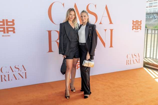 ABB RIANI - Cheyenne Pahde, Valentina Pahde Schauspielerin zu Gast auf dem Orangenen Teppich bei der Casa Riani Where Fells Like Home Fashion Show praesentation der Sommerkollektion 2027 im Lido Hafen am 25.07.2026 in Duesseldorf NRW Deutschland *** ABB RIANI Cheyenne Pahde and Valentina Pahde, actresses, appeared on the orange carpet at the Casa Riani Where It Feels Like Home fashion show presenting the 2027 summer collection at the Lido Harbor on July 25, 2026, in Düsseldorf, North Rhine-Westphalia, Germany