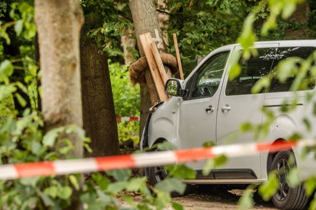 Tatort CSD-Anschlag am Ahornsteig im Tiergarten, Citroen Transporter krachte hier gestern Abend vor einen Baum, Berlin, 26. Juli 2026 Deutschland, Berlin, 26. Juli 2026, Tatort CSD-Anschlag am Ahornsteig im Tiergarten, Citroen Transporter krachte hier gestern Abend vor einen Baum, Polizei untersucht Transporter und Anschlagsort, eine Absperrung riegelt den Bereich ab, Szene am Sonntagmorgen um 10 Uhr, 12 Stunden nach dem Terroranschlag, bei dem ein Mensch starb und weitere teils schwer verletzt wurden, *** Crime Scene: CSD Attack on Ahornsteig in the Tiergarten; a Citroën van crashed into a tree here last night, Berlin, July 26, 2026, Germany, Berlin, July 26, 2026, Crime Scene: CSD Attack on Ahornsteig in the Tiergarten, A Citroën van cras