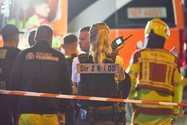 Berlin, Deutschland, 26.07.2026: Auto fährt bei CSD in Menschenmenge: Polizei und Rettungskräfte versorgen Verletzte, der Tatort ist weiträumig abgesperrt. *** Berlin, Germany, July 26, 2026: A car plows into a crowd during CSD; police and emergency responders are treating the injured, and the scene has been cordoned off over a wide area Copyright: xdtsxNachrichtenagenturx dts_128503