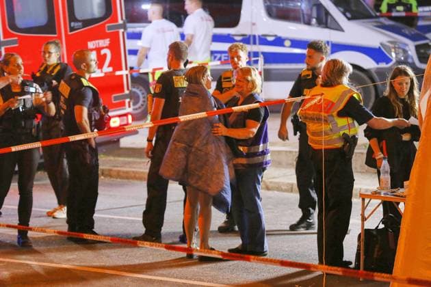 Berlin, Deutschland, 26.07.2026: Auto fährt bei CSD in Menschenmenge: Polizei und Rettungskräfte versorgen Verletzte, der Tatort ist weiträumig abgesperrt. *** Berlin, Germany, July 26, 2026: A car plows into a crowd during CSD; police and emergency responders are treating the injured, and the crime scene has been cordoned off over a wide area Copyright: xdtsxNachrichtenagenturx dts_128494