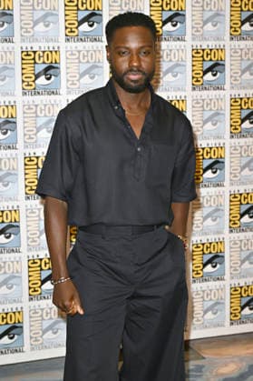 Dayo Okeniyi beim Photocall zu Apple TV Serie Dark Matter - Der Zeitenläufer auf der San Diego Comic-Con International 2026 im Hilton Bayfront Hotel. San Diego, 25.07.2026 *** Dayo Okeniyi at the photocall for the Apple TV series *Dark Matter: The Time Traveler* at San Diego Comic-Con International 2026 at the Hilton Bayfront Hotel in San Diego, July 25, 2026 Foto:xD.xStarbuckx xFuturexImagex dark_6707
