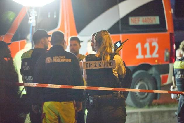 Berlin, Deutschland, 26.07.2026: Auto fährt bei CSD in Menschenmenge: Polizei und Rettungskräfte versorgen in der Nacht Verletzte, der Tatort ist weiträumig abgesperrt. *** Berlin, Germany, July 26, 2026: A car plows into a crowd during CSD. Police and emergency responders treat the injured throughout the night; the crime scene is cordoned off over a wide area. Copyright: xdtsxNachrichtenagenturx dts_128492
