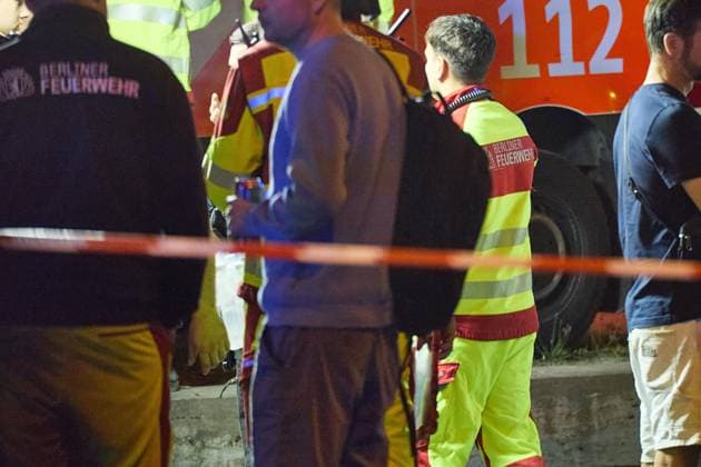 Berlin, Deutschland, 26.07.2026: Auto fährt bei CSD in Menschenmenge: Polizei und Rettungskräfte versorgen in der Nacht Verletzte, der Tatort ist weiträumig abgesperrt. *** Berlin, Germany, July 26, 2026: A car plows into a crowd during CSD; police and emergency responders treat the injured throughout the night; the crime scene is cordoned off over a wide area Copyright: xdtsxNachrichtenagenturx dts_128488