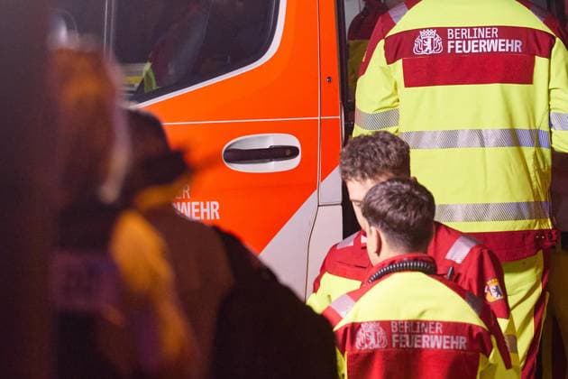 Berlin, Deutschland, 26.07.2026: Auto fährt bei CSD in Menschenmenge: Polizei und Rettungskräfte versorgen in der Nacht Verletzte, der Tatort ist weiträumig abgesperrt. *** Berlin, Germany, July 26, 2026: A car plows into a crowd during CSD; police and emergency responders treat the injured throughout the night; the crime scene is cordoned off over a wide area Copyright: xdtsxNachrichtenagenturx dts_128501