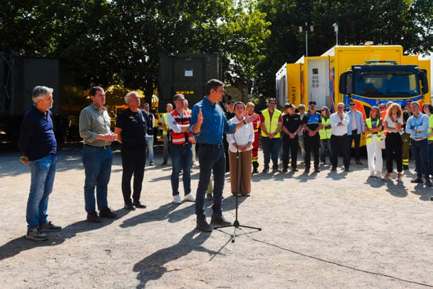 Sánchez Visits the Advanced Command Post (PMA) in Navaluenga, Ávila. Prime Minister Pedro Sánchez speaks to the media during a visit to the Advanced Command Post (PMA) set up to coordinate firefighting efforts for the Burgohondo wildfire on July 27, 2026, in Navaluenga, Ávila, Castile and León, Spain. Sánchez traveled this Sunday to the forward command post in the town of Navaluenga, Ávila, to see firsthand how the fires affecting this province are progressing. JULY 26, 2026 FOREST FIRE in Navaluenga, ÃÁvila, Castile and León, and in Navaluenga, Ávila, Castile and León, Spain  Copyright: xMateoxLanzuelax 7688409