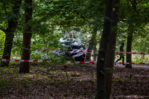 Der abgesperrte Tatort mit Taeterfahrzeug am Ort eines Anschlags auf den CSD im Berliner Tiergarten (Foto vom 26.07.2026). Nach der Todesfahrt beim Berliner Christopher Street Day (CSD) geht die Polizei von einem islamistisch motivierten Anschlag aus und fahndet nach einem polizeibekannten Tatverdaechtigen. Politik und Gesellschaft sind entsetzt ueber die Gewalttat. Bei dem Anschlag wurden nach Polizeiangaben am Samstagabend gegen 22 Uhr im Berliner Tiergarten mehrere Menschen durch ein fahrendes Fahrzeug und mehrere Personen durch Stichwerkzeuge verletzt. Ein Mensch sei dabei uns Leben gekommen, 16 weitere seien verletzt worden. (Siehe epd-Meldung vom 26.07.2026) EDITORIAL USE ONLY *** The cordoned-off crime scene with the suspect’s vehicl Copyright: epd-bild RolfxZoellner epd-CSD_Anschlag5-kopieren-kopieren