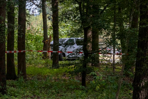 Der abgesperrte Tatort mit Taeterfahrzeug am Ort eines Anschlags auf den CSD im Berliner Tiergarten (Foto vom 26.07.2026). Nach der Todesfahrt beim Berliner Christopher Street Day (CSD) geht die Polizei von einem islamistisch motivierten Anschlag aus und fahndet nach einem polizeibekannten Tatverdaechtigen. Politik und Gesellschaft sind entsetzt ueber die Gewalttat. Bei dem Anschlag wurden nach Polizeiangaben am Samstagabend gegen 22 Uhr im Berliner Tiergarten mehrere Menschen durch ein fahrendes Fahrzeug und mehrere Personen durch Stichwerkzeuge verletzt. Ein Mensch sei dabei uns Leben gekommen, 16 weitere seien verletzt worden. (Siehe epd-Meldung vom 26.07.2026) EDITORIAL USE ONLY *** The cordoned-off crime scene with the suspect’s vehicl Copyright: epd-bild RolfxZoellner epd-CSD_Anschlag6-kopieren-kopieren