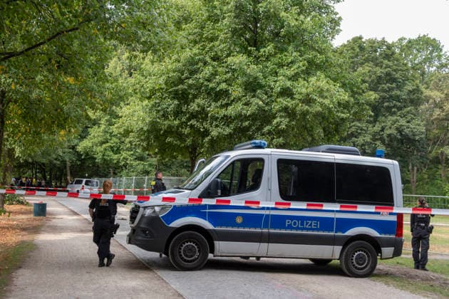 Beamte der Tatortforschung und Tatordokumentation der Polizei untersuchen den Tatort des gestrigen Anschlags auf den CSD im Berliner Tiergarten (Foto vom 26.07.2026). Nach der Todesfahrt beim Berliner Christopher Street Day (CSD) am Samstagabend geht die Polizei von einem islamistisch motivierten Anschlag aus und fahndet nach einem polizeibekannten Tatverdaechtigen. Politik und Gesellschaft sind entsetzt ueber die Gewalttat. Bei dem Anschlag wurden nach Polizeiangaben am Samstagabend gegen 22 Uhr im Berliner Tiergarten mehrere Menschen durch ein fahrendes Fahrzeug und mehrere Personen durch Stichwerkzeuge verletzt. Ein Mensch sei dabei uns Leben gekommen, 16 weitere seien verletzt worden. (Siehe epd-Meldung vom 26.07.2026) EDITORIAL USE ONL Copyright: epd-bild RolfxZoellner epd-CSD_Anschlag7-kopieren-kopieren