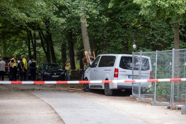 Polizei und Beamte der Spurensicherung und Tatortuntersuchung untersuchen den Ort eines Anschlags auf den CSD im Berliner Tiergarten (Foto vom 26.07.2026). Nach der Todesfahrt beim Berliner Christopher Street Day (CSD) geht die Polizei von einem islamistisch motivierten Anschlag aus und fahndet nach einem polizeibekannten Tatverdaechtigen. Politik und Gesellschaft sind entsetzt ueber die Gewalttat. Bei dem Anschlag wurden nach Polizeiangaben am Samstagabend gegen 22 Uhr im Berliner Tiergarten mehrere Menschen durch ein fahrendes Fahrzeug und mehrere Personen durch Stichwerkzeuge verletzt. Ein Mensch sei dabei uns Leben gekommen, 16 weitere seien verletzt worden. (Siehe epd-Meldung vom 26.07.2026) EDITORIAL USE ONLY *** Police and forensic a Copyright: epd-bild RolfxZoellner _DSF5681