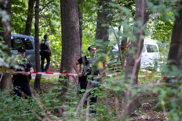 Polizei und Beamte der Spurensicherung und Tatortuntersuchung untersuchen den Ort eines Anschlags auf den CSD im Berliner Tiergarten (Foto vom 26.07.2026). Nach der Todesfahrt beim Berliner Christopher Street Day (CSD) geht die Polizei von einem islamistisch motivierten Anschlag aus und fahndet nach einem polizeibekannten Tatverdaechtigen. Politik und Gesellschaft sind entsetzt ueber die Gewalttat. Bei dem Anschlag wurden nach Polizeiangaben am Samstagabend gegen 22 Uhr im Berliner Tiergarten mehrere Menschen durch ein fahrendes Fahrzeug und mehrere Personen durch Stichwerkzeuge verletzt. Ein Mensch sei dabei uns Leben gekommen, 16 weitere seien verletzt worden. (Siehe epd-Meldung vom 26.07.2026) EDITORIAL USE ONLY *** Police and forensic a Copyright: epd-bild RolfxZoellner _DSF5703