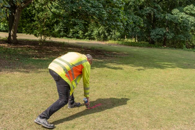 Ein Beamter der Unfallforschung der Polizei untersuchen den Tatort des gestrigen Anschlags auf den CSD im Berliner Tiergarten (Foto vom 26.07.2026). Nach der Todesfahrt beim Berliner Christopher Street Day (CSD) am Samstagabend geht die Polizei von einem islamistisch motivierten Anschlag aus und fahndet nach einem polizeibekannten Tatverdaechtigen. Politik und Gesellschaft sind entsetzt ueber die Gewalttat. Bei dem Anschlag wurden nach Polizeiangaben am Samstagabend gegen 22 Uhr im Berliner Tiergarten mehrere Menschen durch ein fahrendes Fahrzeug und mehrere Personen durch Stichwerkzeuge verletzt. Ein Mensch sei dabei uns Leben gekommen, 16 weitere seien verletzt worden. (Siehe epd-Meldung vom 26.07.2026) EDITORIAL USE ONLY *** A police acc Copyright: epd-bild RolfxZoellner _DSF6807