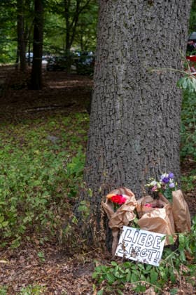 Blumen stehen an einem Baum in der Naehe des Anschlagsortes auf den CSD im Berliner Tiergarten (Foto vom 26.07.2026). Nach der Todesfahrt beim Berliner Christopher Street Day (CSD) am Samstagabend geht die Polizei von einem islamistisch motivierten Anschlag aus und fahndet nach einem polizeibekannten Tatverdaechtigen. Politik und Gesellschaft sind entsetzt ueber die Gewalttat. Bei dem Anschlag wurden nach Polizeiangaben am Samstagabend gegen 22 Uhr im Berliner Tiergarten mehrere Menschen durch ein fahrendes Fahrzeug und mehrere Personen durch Stichwerkzeuge verletzt. Ein Mensch sei dabei uns Leben gekommen, 16 weitere seien verletzt worden. (Siehe epd-Meldung vom 26.07.2026) EDITORIAL USE ONLY *** Flowers are placed at the base of a tree ne Copyright: epd-bild RolfxZoellner epd-CSD_Anschlag23-kopieren