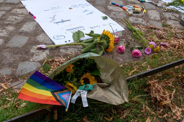 Gedenken und Trauerbekundungen in der Naehe des Anschlagsortes auf den CSD im Berliner Tiergarten (Foto vom 26.07.2026). Nach der Todesfahrt beim Berliner Christopher Street Day (CSD) am Samstagabend geht die Polizei von einem islamistisch motivierten Anschlag aus und fahndet nach einem polizeibekannten Tatverdaechtigen. Politik und Gesellschaft sind entsetzt ueber die Gewalttat. Bei dem Anschlag wurden nach Polizeiangaben am Samstagabend gegen 22 Uhr im Berliner Tiergarten mehrere Menschen durch ein fahrendes Fahrzeug und mehrere Personen durch Stichwerkzeuge verletzt. Ein Mensch sei dabei uns Leben gekommen, 16 weitere seien verletzt worden. (Siehe epd-Meldung vom 26.07.2026) EDITORIAL USE ONLY *** Memorials and expressions of grief near Copyright: epd-bild RolfxZoellner epd-CSD_Anschlag26-kopieren