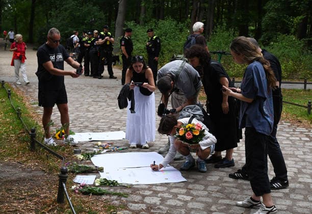 Aftermath of vehicle driving into crowd at Berlin Pride Parade BERLIN, GERMANY – JULY 26: People pay their respects at the scene of the incident in Berlin, Germany, on July 26, 2026. Several people were injured after a vehicle drove into a crowd during the Christopher Street Day (CSD) Pride parade in central Berlin. At least one person was killed and 15 others were injured in the collision. Police and emergency services responded to the scene, while organizers ended the parade in the affected area. Volodymyr Sindieiev Anadolu Berlin Germany. Editorial use only. Please get in touch for any other usage.  Copyright: x2026xAnadoluxVolodymyrxSindieievx
