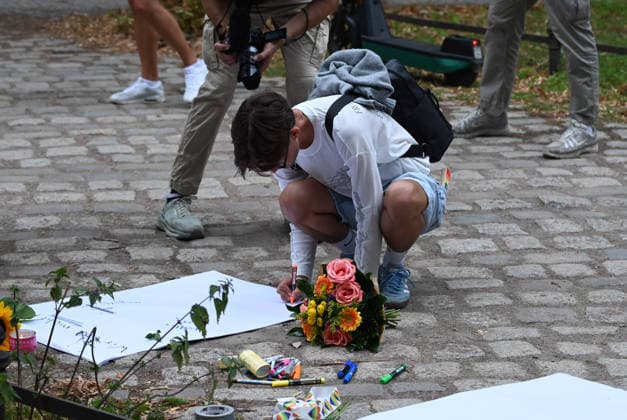 Aftermath of vehicle driving into crowd at Berlin Pride Parade BERLIN, GERMANY – JULY 26: People pay their respects at the scene of the incident in Berlin, Germany, on July 26, 2026. Several people were injured after a vehicle drove into a crowd during the Christopher Street Day (CSD) Pride parade in central Berlin. At least one person was killed and 15 others were injured in the collision. Police and emergency services responded to the scene, while organizers ended the parade in the affected area. Volodymyr Sindieiev Anadolu Berlin Germany. Editorial use only. Please get in touch for any other usage.  Copyright: x2026xAnadoluxVolodymyrxSindieievx