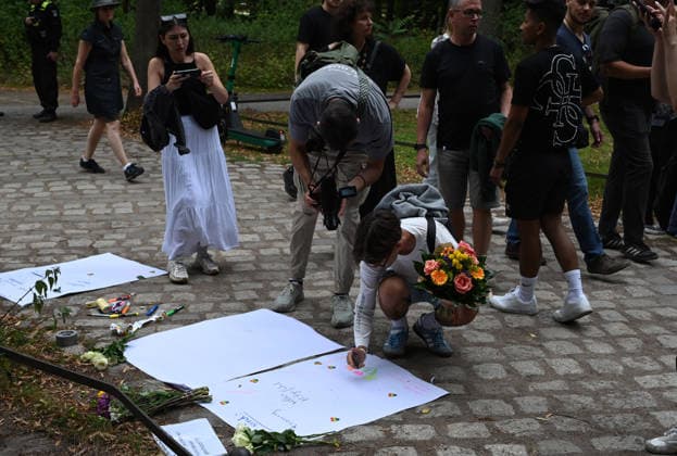 Aftermath of vehicle driving into crowd at Berlin Pride Parade BERLIN, GERMANY – JULY 26: People pay their respects at the scene of the incident in Berlin, Germany, on July 26, 2026. Several people were injured after a vehicle drove into a crowd during the Christopher Street Day (CSD) Pride parade in central Berlin. At least one person was killed and 15 others were injured in the collision. Police and emergency services responded to the scene, while organizers ended the parade in the affected area. Volodymyr Sindieiev Anadolu Berlin Germany. Editorial use only. Please get in touch for any other usage.  Copyright: x2026xAnadoluxVolodymyrxSindieievx