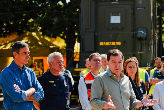 Sánchez Visits the PMA in Navaluenga, Ávila. Prime Minister Pedro Sánchez i, accompanied by the president of the Regional Government of Castile and León, Alfonso Fernández Manueco d, and the Government Delegate in Castile and León, Nicanor Sen 2i, visited the Forward Command Post (PMA) set up to manage the firefighting efforts for the Burgohondo wildfire on July 27, 2026, in Navaluenga, Ávila, Castile and León, Spain. Sánchez traveled this Sunday to the forward command post in the town of Navaluenga, Ávila, to see firsthand how the fires affecting this province are progressing. JULY 26, 2026 FOREST FIRE in Navaluenga, ÃÁvila, Castile and León, and in Navaluenga, Ávila, Castile and León, Spain  Copyright: xMateoxLanzuelax 7688488