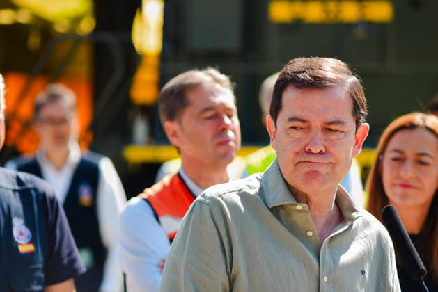Sánchez Visits the PMA in Navaluenga, Ávila The president of the Regional Government of Castile and León, Alfonso Fernández Manueco, during a visit to the Forward Command Post (PMA) set up to manage the firefighting efforts for the Burgohondo wildfire, on July 27, 2026, in Navaluenga, Ávila, Castile and León, Spain. Sánchez traveled this Sunday to the forward command post in the town of Navaluenga, Ávila, to see firsthand how the fires affecting this province are progressing. JULY 26, 2026 FOREST FIRE in Navaluenga, ÃÁvila, Castile and León, and in Navaluenga, Ávila, Castile and León, Spain  Copyright: xMateoxLanzuelax 7688487