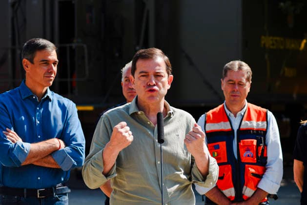 Sánchez Visits the Advanced Command Post (PMA) in Navaluenga, Ávila. The president of the Regional Government of Castile and León, Alfonso Fernández Manueco, during a visit to the Advanced Command Post (PMA) set up to manage the firefighting efforts for the Burgohondo wildfire, on July 27, 2026, in Navaluenga, Ávila, Castile and León, Spain. Sánchez traveled this Sunday to the forward command post in the town of Navaluenga, Ávila, to see firsthand how the fires affecting this province are progressing. JULY 26, 2026 FOREST FIRE in Navaluenga, ÃÁvila, Castile and León, and in Navaluenga, Ávila, Castile and León, Spain  Copyright: xMateoxLanzuelax 7688490