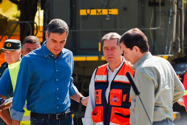 Sánchez Visits the PMA in Navaluenga, Ávila: Prime Minister Pedro Sánchez (left), the president of the Regional Government of Castile and León, Alfonso Fernández Manueco (right), and the mayor of Navaluenga, Armando García Cuenca, during a visit to the Forward Command Post (PMA) set up to manage the firefighting efforts for the Burgohondo wildfire, on July 27, 2026, in Navaluenga, Ávila, Castile and León, Spain. Sánchez traveled this Sunday to the forward command post in the town of Navaluenga, Ávila, to see firsthand the progress of the fires affecting this province. JULY 26, 2026 FOREST FIRE in Navaluenga, ÃÁvila, Castile and León, and in Navaluenga, Ávila, Castile and León, Spain  Copyright: xMateoxLanzuelax 7688515